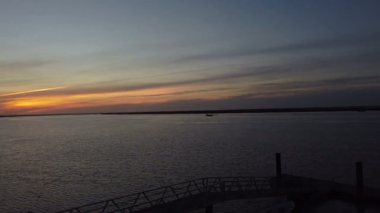 Puesta de sol sobre el Guadalquivir desde un embarcadero