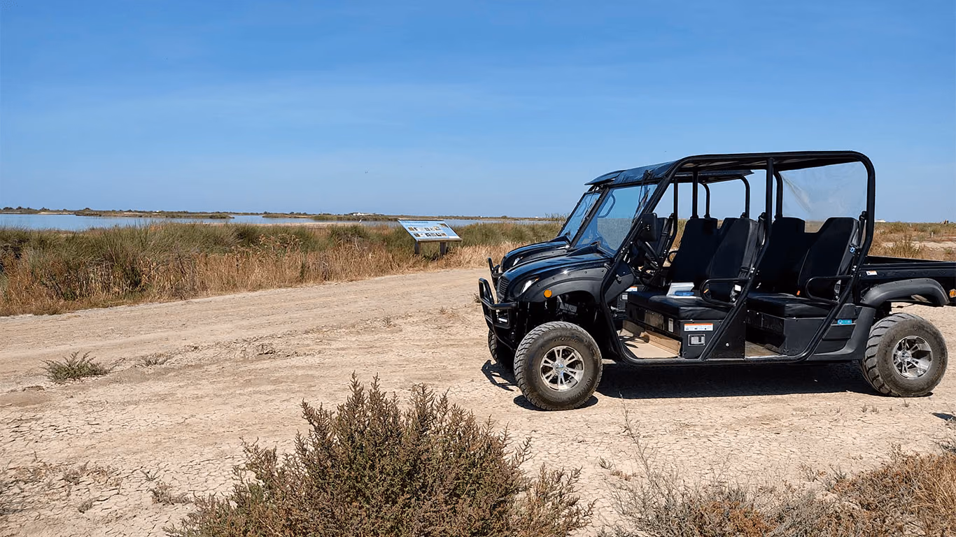 El buggy de Esteros Tres60 en un camino de tierra junto al estero