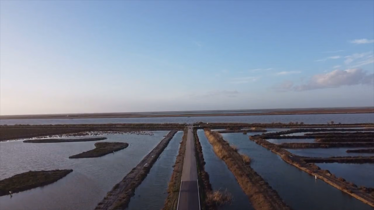 Vista aérea de los canales de los esteros y del camino que los cruza