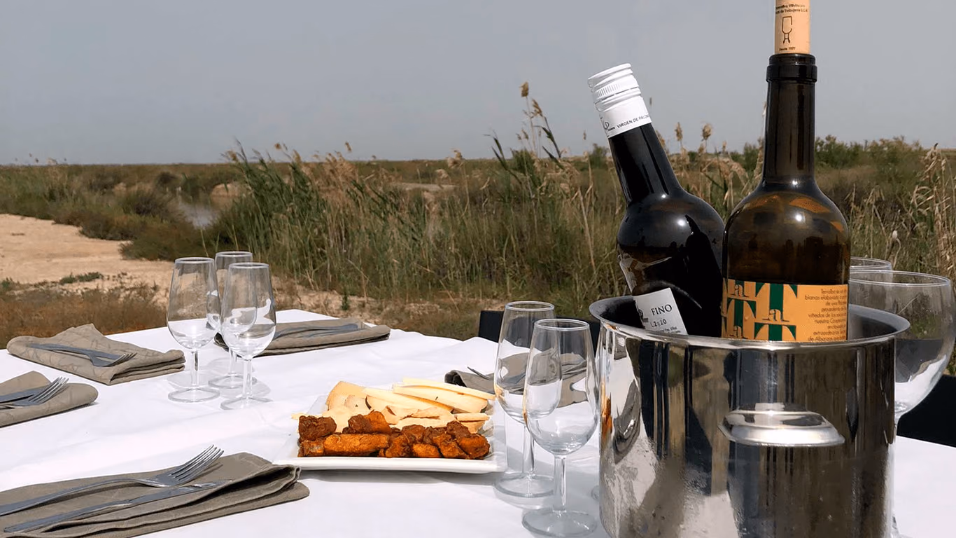 Mesa preparada con vinos de Trebujena y una degustación frente a la marisma